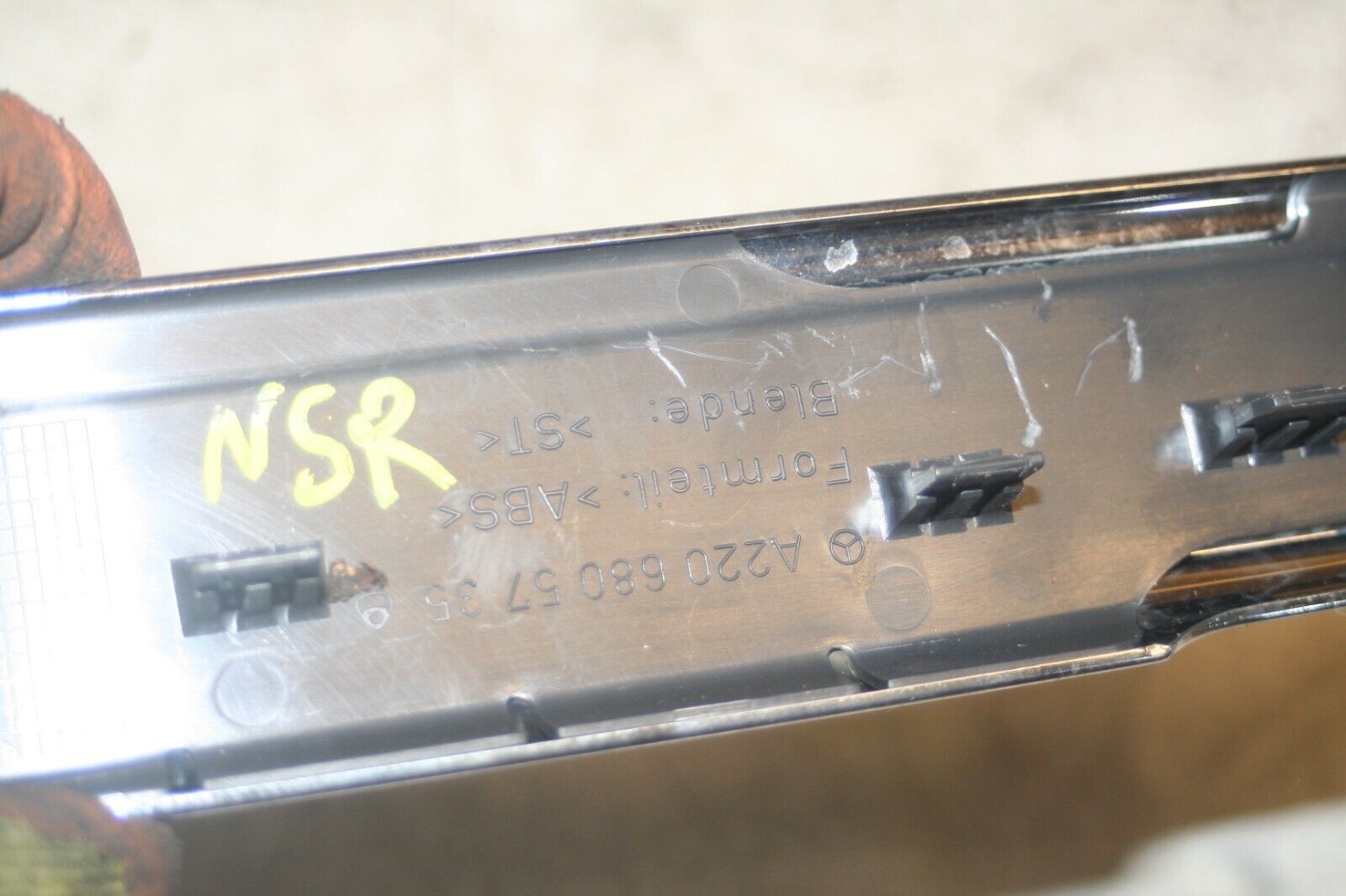 2005 MERCEDES S CLASS W220. FLOOR SILL TRIM PASSENGER SIDE REAR KICK PLATE - Image 3