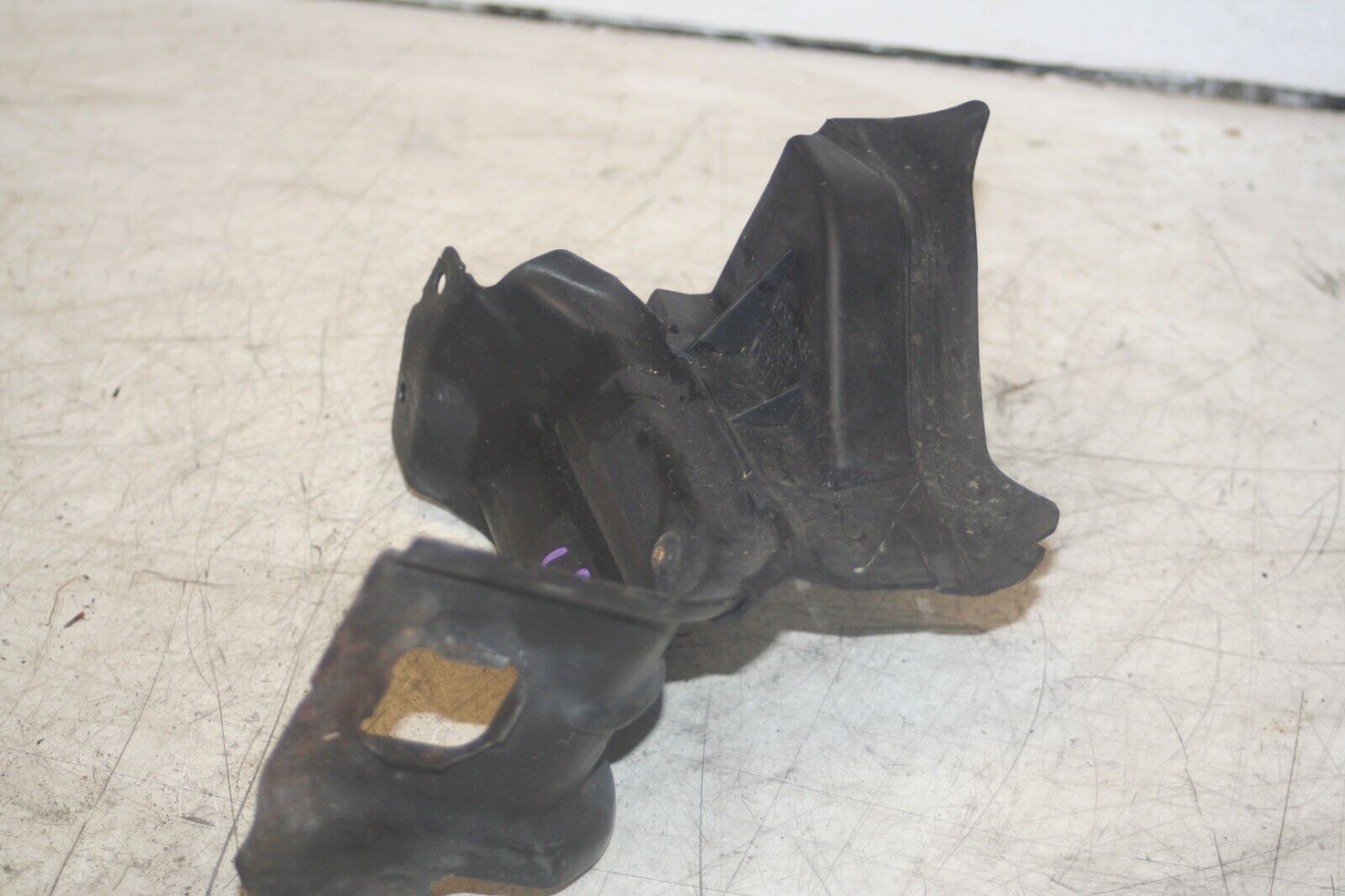 2005 MERCEDES S CLASS W220. A2206280698 RADIATOR SEAL DRIVER LOWER SLAM PANEL - Image 3