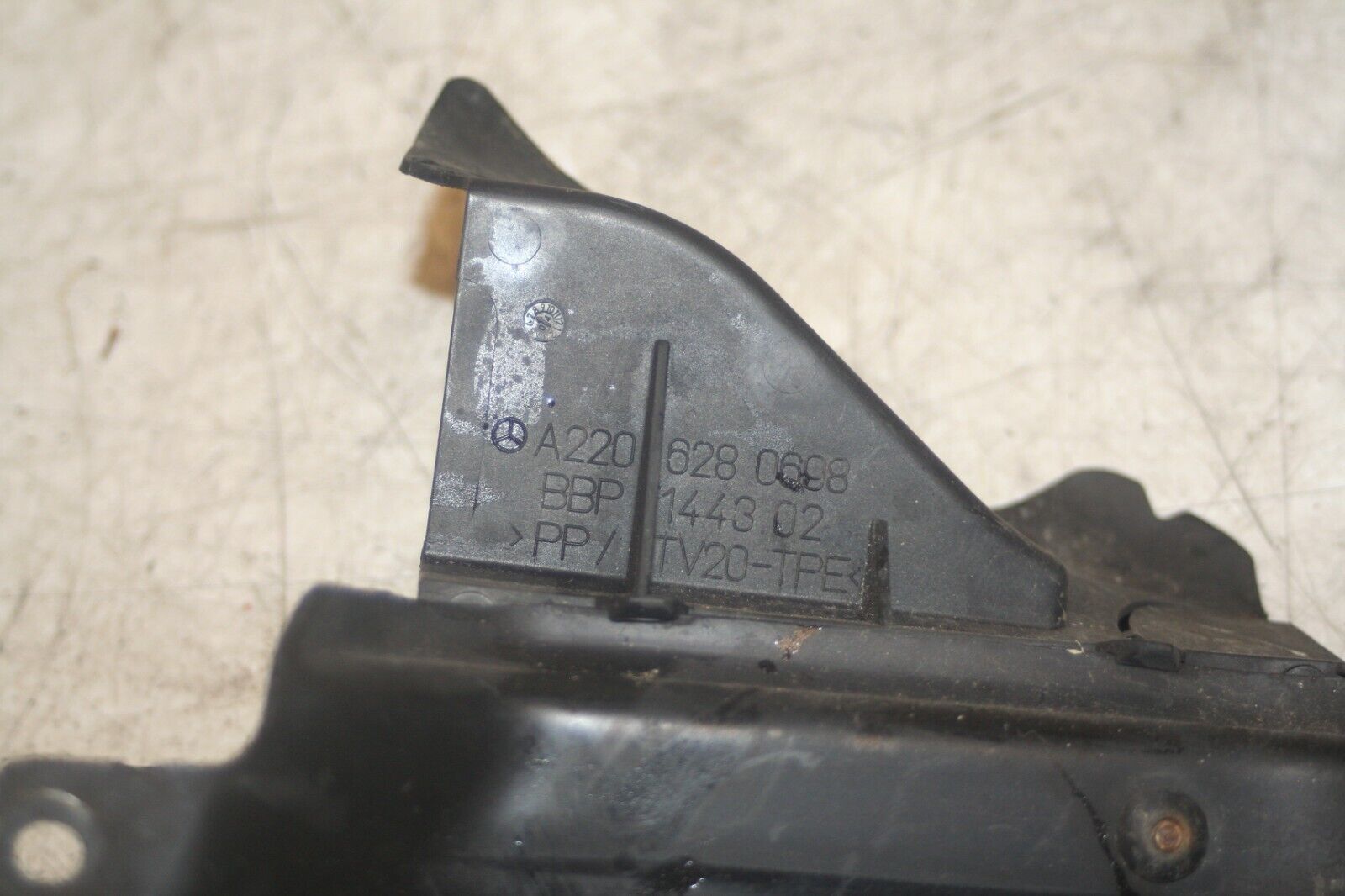 2005 MERCEDES S CLASS W220. A2206280698 RADIATOR SEAL DRIVER LOWER SLAM PANEL - Image 4