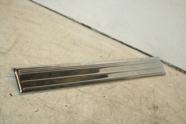 2005 MERCEDES S CLASS W220. FLOOR SILL KICK TRIM PLATE CHROME PASSENGER FRONT - Image 2
