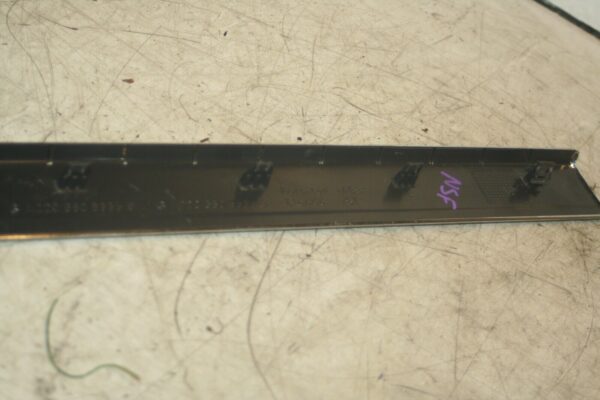 2005 MERCEDES S CLASS W220. FLOOR SILL KICK TRIM PLATE CHROME PASSENGER FRONT - Image 3