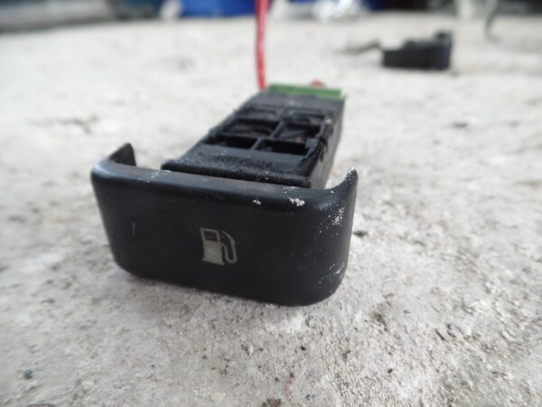 2003 LAND ROVER DISCOVERY. FUEL CAP COVER SWITCH