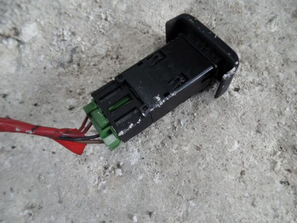 2003 LAND ROVER DISCOVERY. FUEL CAP COVER SWITCH - Image 2