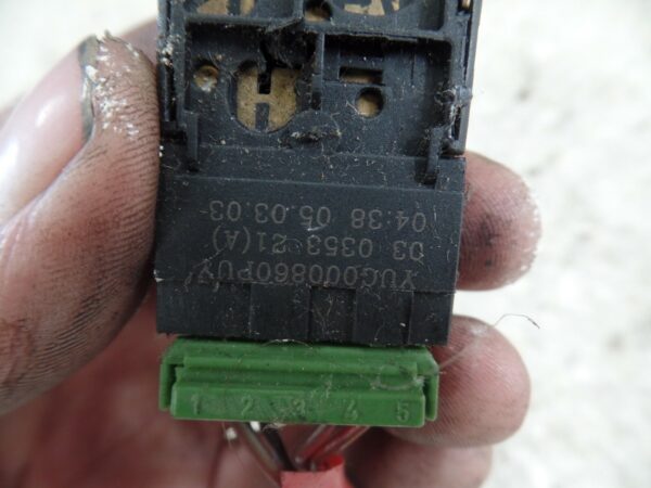 2003 LAND ROVER DISCOVERY. FUEL CAP COVER SWITCH - Image 3