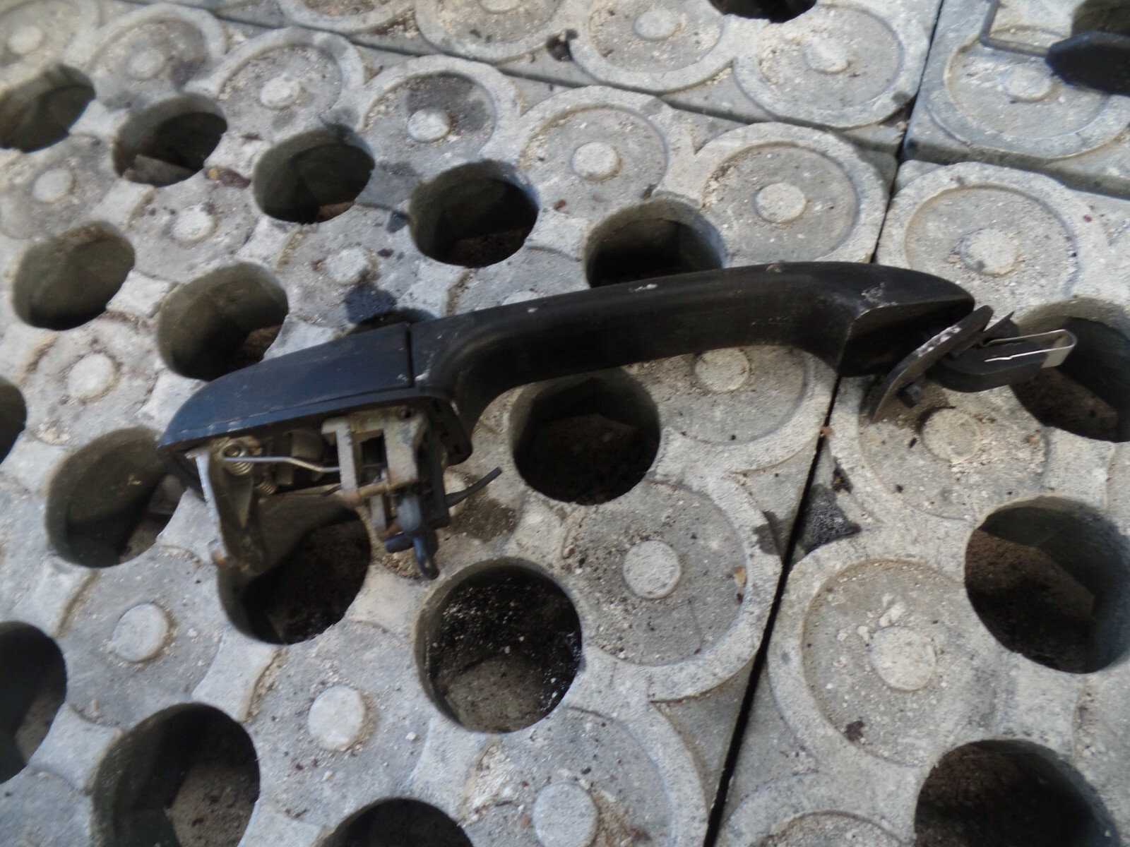 2003 LAND ROVER DISCOVERY. OUTER DOOR HANDLE - Image 2