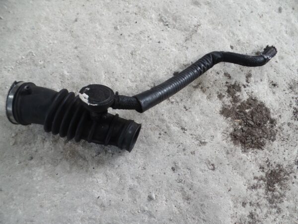 2003 LAND ROVER DISCOVERY. INTAKE PIPE WITH CRANK CASE BREATHER.