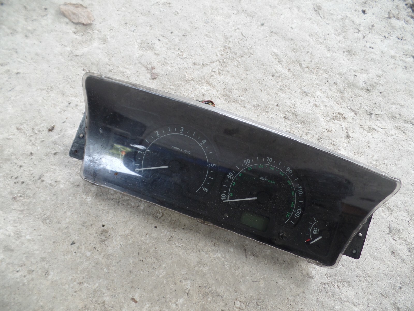 2003 LAND ROVER DISCOVERY. SPEEDOMETER INSTRUMENT CLUSTER SPEEDO