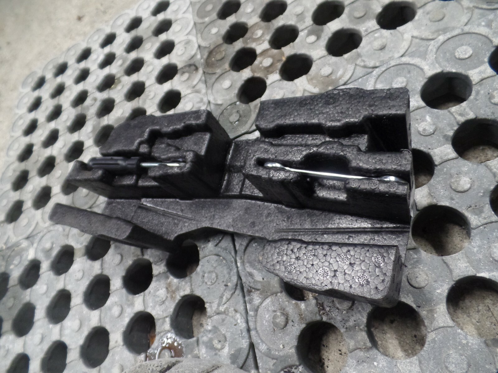 2010 HYUNDAI SANTA FE 2.2 DIESEL AUTOMATIC. SPARE TOOL HOLDER MOULDING.