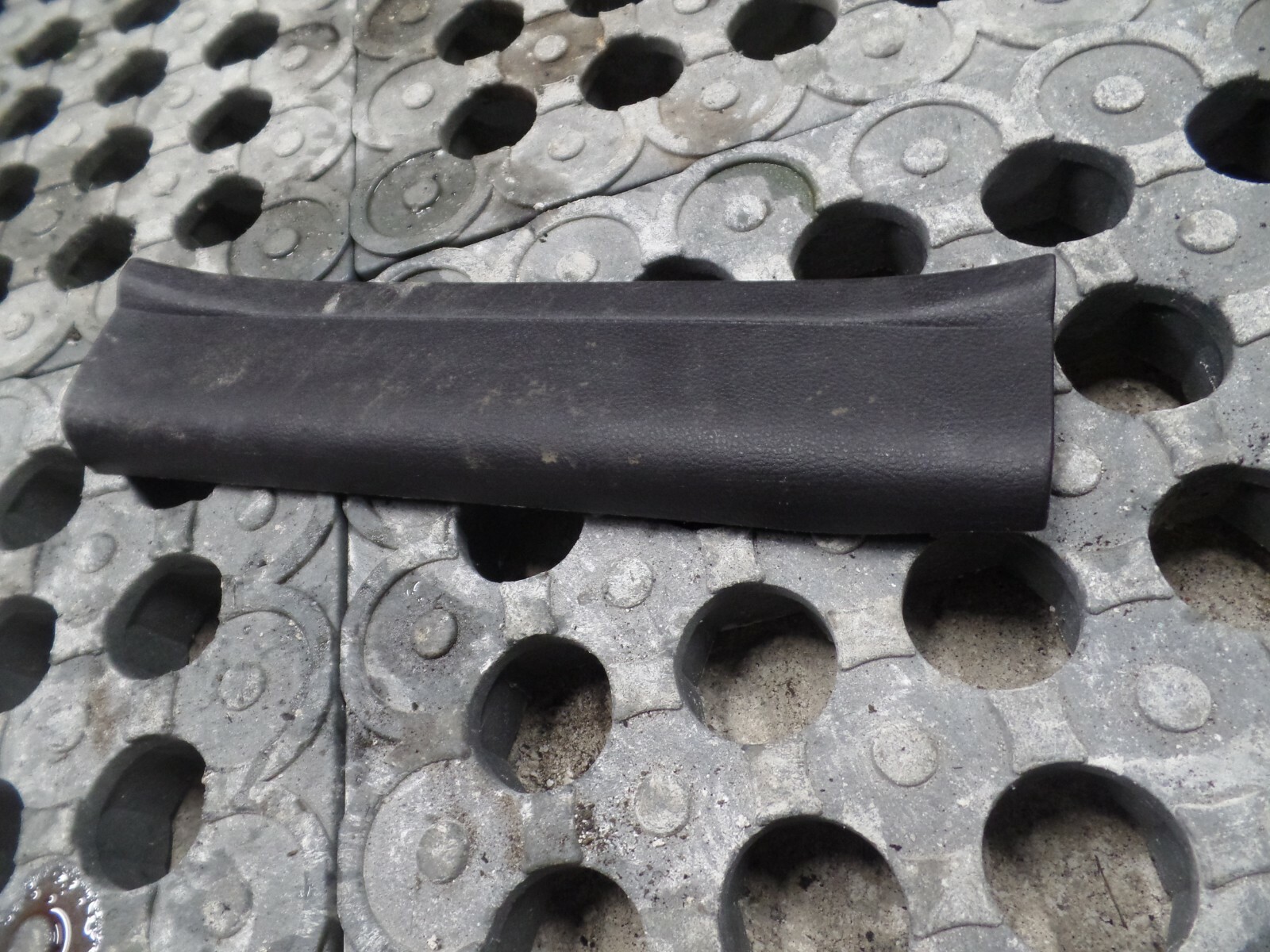 2010 HYUNDAI SANTA FE 2.2 DIESEL AUTOMATIC.  PLASTIC KICK TRIM SILL.