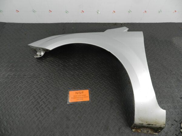 151. 2008 FORD FOCUS MK2 TITANIUM. PASSENGER SIDE FRONT WING IN SILVER