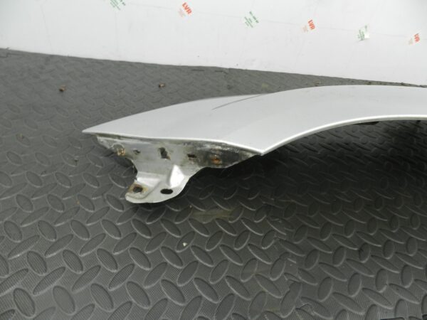 151. 2008 FORD FOCUS MK2 TITANIUM. PASSENGER SIDE FRONT WING IN SILVER - Image 3