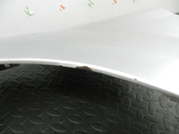 151. 2008 FORD FOCUS MK2 TITANIUM. PASSENGER SIDE FRONT WING IN SILVER - Image 4