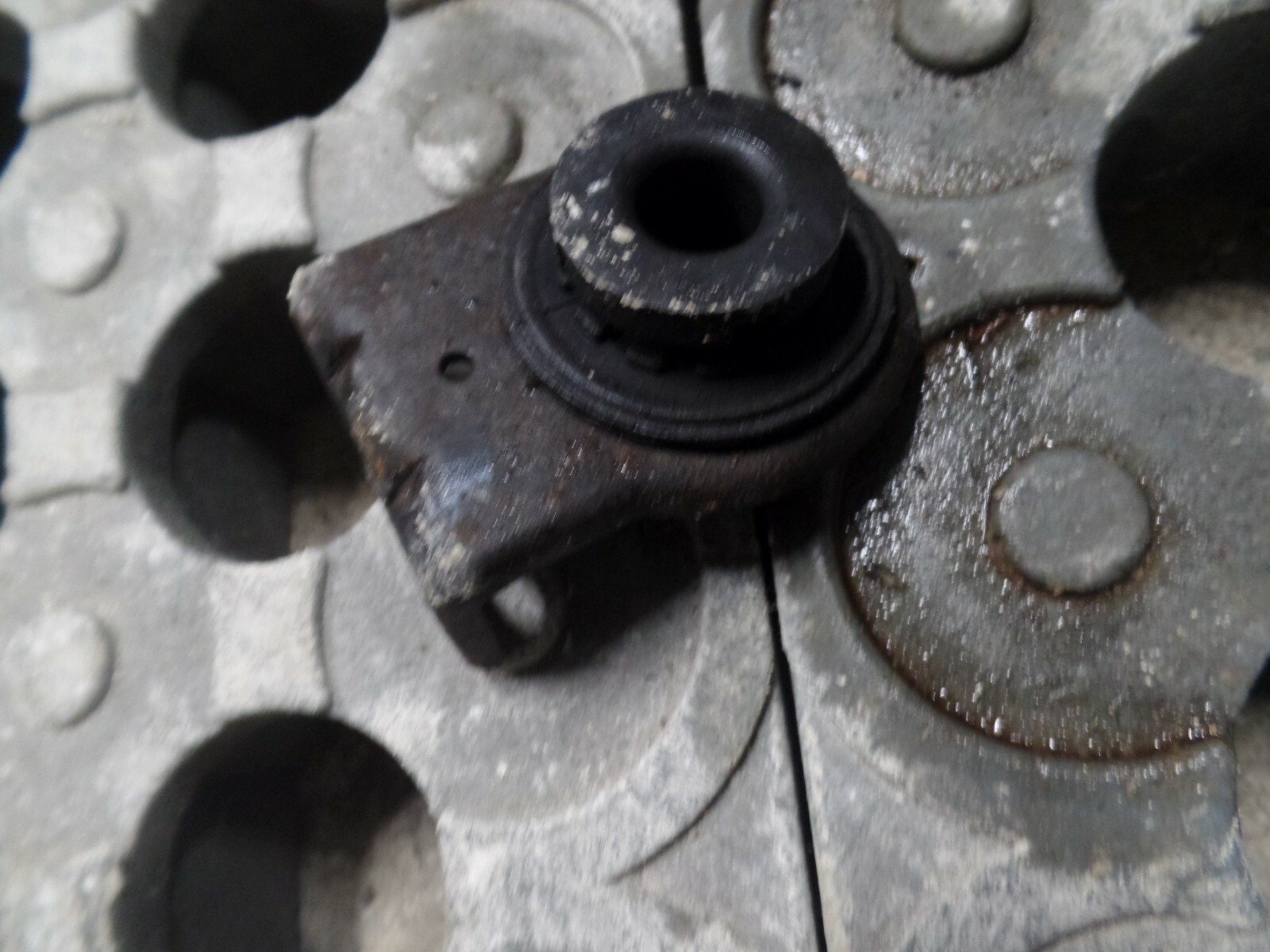 2010 HYUNDAI SANTA FE 2.2 DIESEL AUTOMATIC. RADIATIOR MOUNT BRACKET.