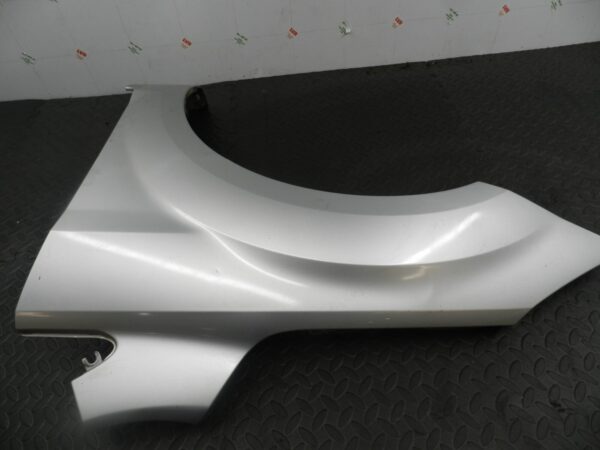 151. 2008 FORD FOCUS MK2 TITANIUM. PASSENGER SIDE FRONT WING IN SILVER - Image 5