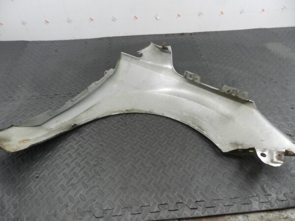151. 2008 FORD FOCUS MK2 TITANIUM. PASSENGER SIDE FRONT WING IN SILVER - Image 6
