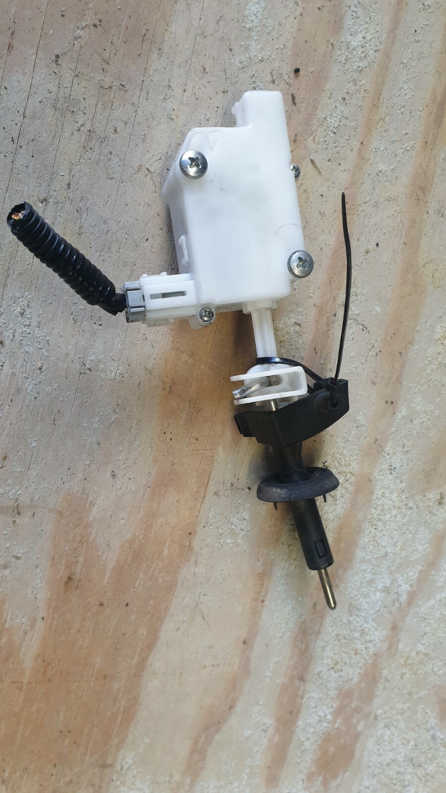 2005 HONDA JAZZ 1.4 PETROL AUTOMATIC. FUEL FLAP SOLENOID ACTUATOR.