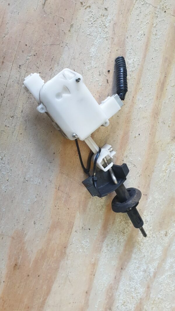 2005 HONDA JAZZ 1.4 PETROL AUTOMATIC. FUEL FLAP SOLENOID ACTUATOR. - Image 2
