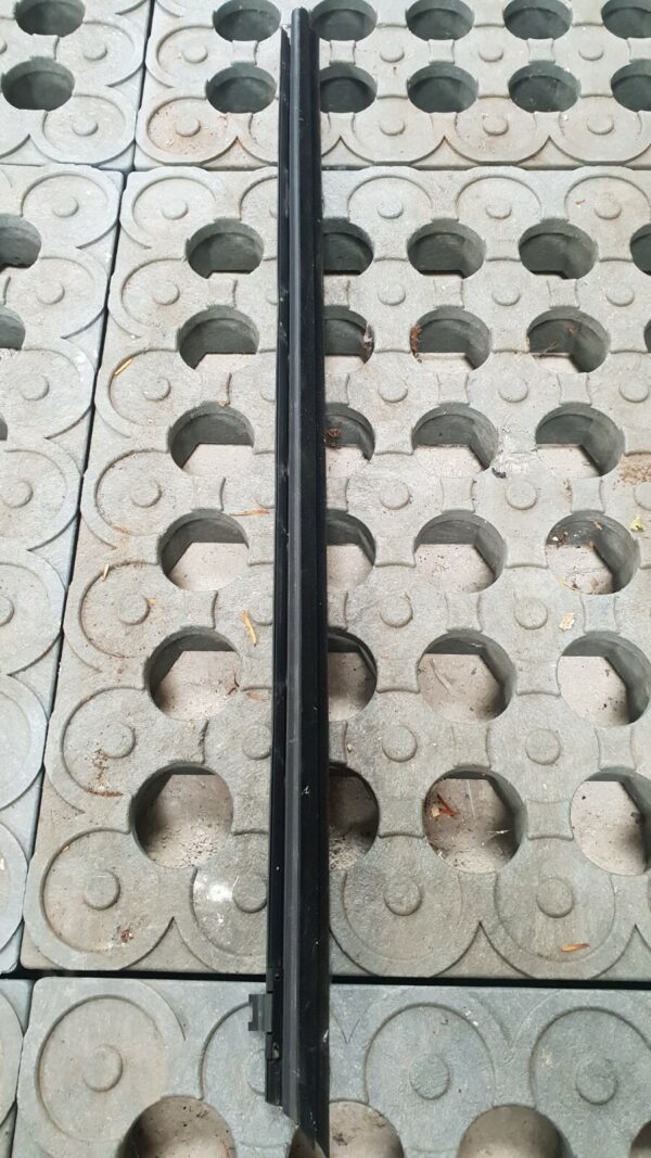2015 MINI COUNTRYMAN R60 + R61. PASSENGER FRONT WINDOW STRIP TRIM RUBBER SEAL. - Image 2