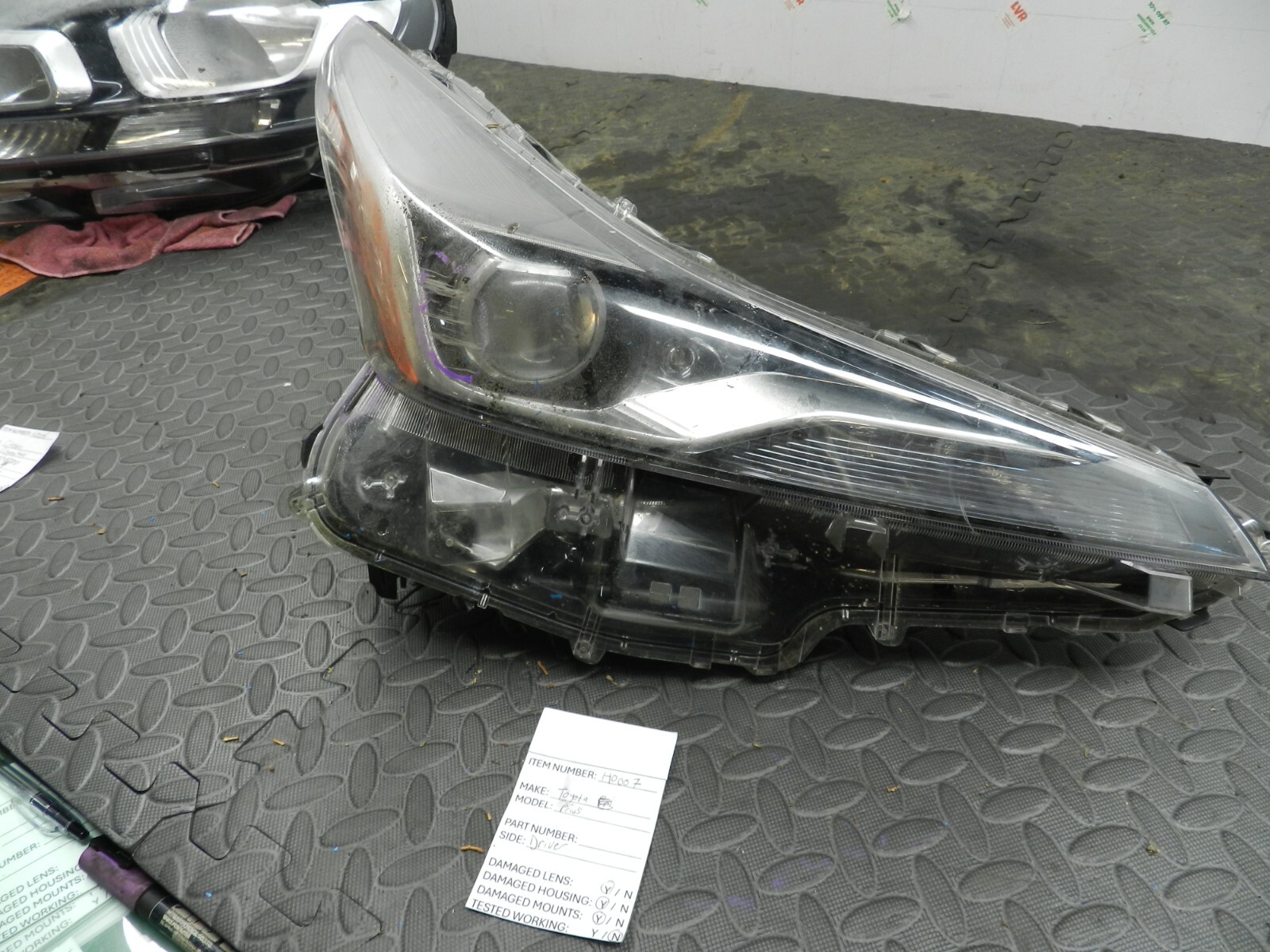 (H0007) INSURANCE HEADLIGHT TOYOTA PRIUS DRIVER SIDE  *DAMAGED*