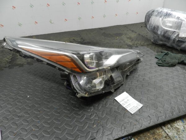 (H0007) INSURANCE HEADLIGHT TOYOTA PRIUS DRIVER SIDE  *DAMAGED* - Image 2