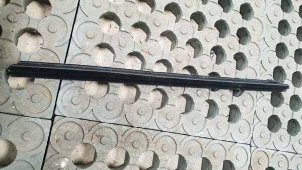 2015 MINI COUNTRYMAN R60 + R61. DRIVER SIDE FRONT WINDOW STRIP TRIM RUBBER SEAL. - Image 2