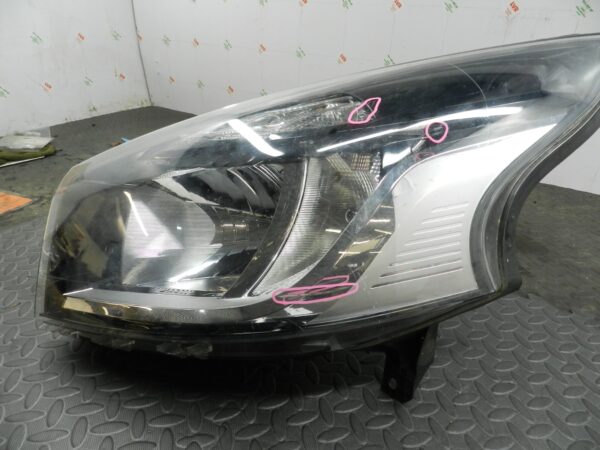 (H0008) INSURANCE HEADLIGHT VAUXHALL VIVARO PASSENGER SIDE 260606870 *DAMAGED