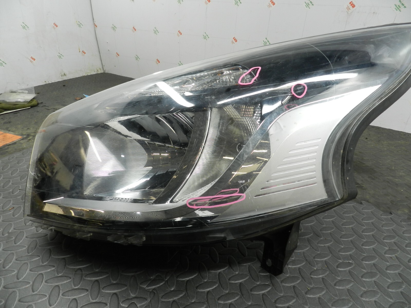 (H0008) INSURANCE HEADLIGHT VAUXHALL VIVARO PASSENGER SIDE 260606870 *DAMAGED