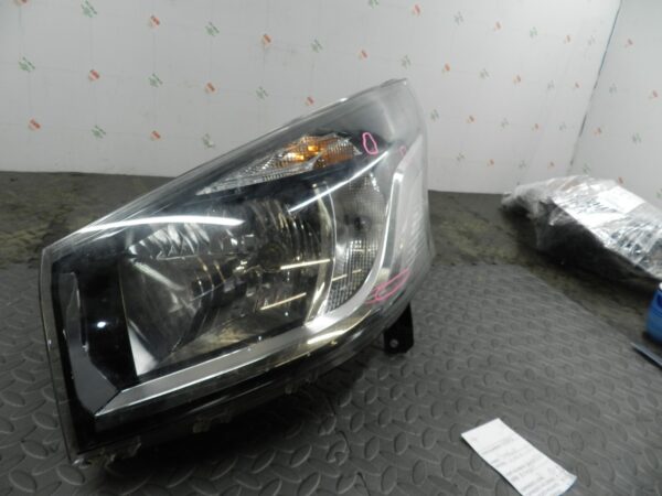 (H0008) INSURANCE HEADLIGHT VAUXHALL VIVARO PASSENGER SIDE 260606870 *DAMAGED - Image 2