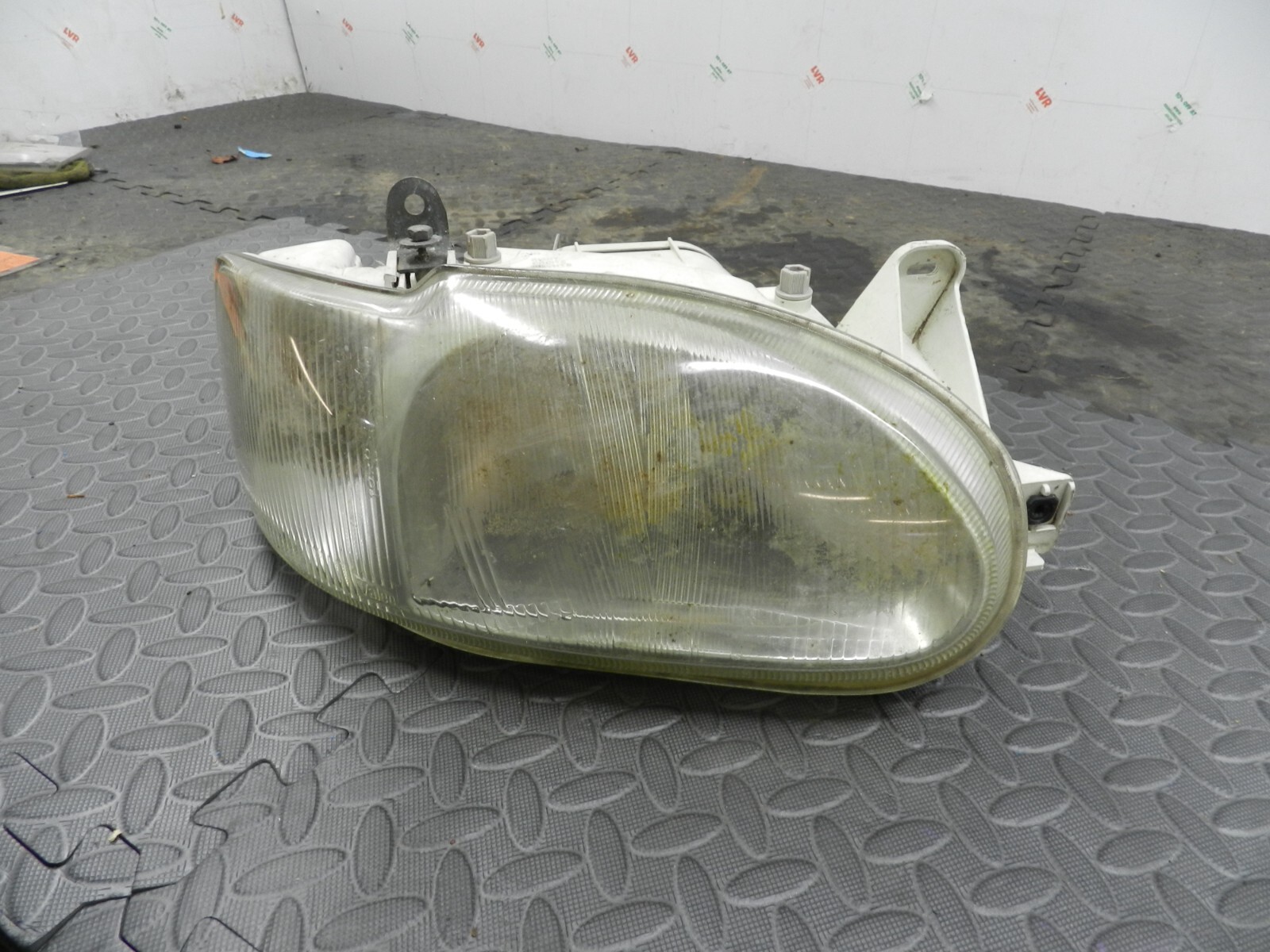 (H0009) INSURANCE HEADLIGHT FORD ESCORT DRIVER SIDE 95AG13K060AA *DAMAGED*