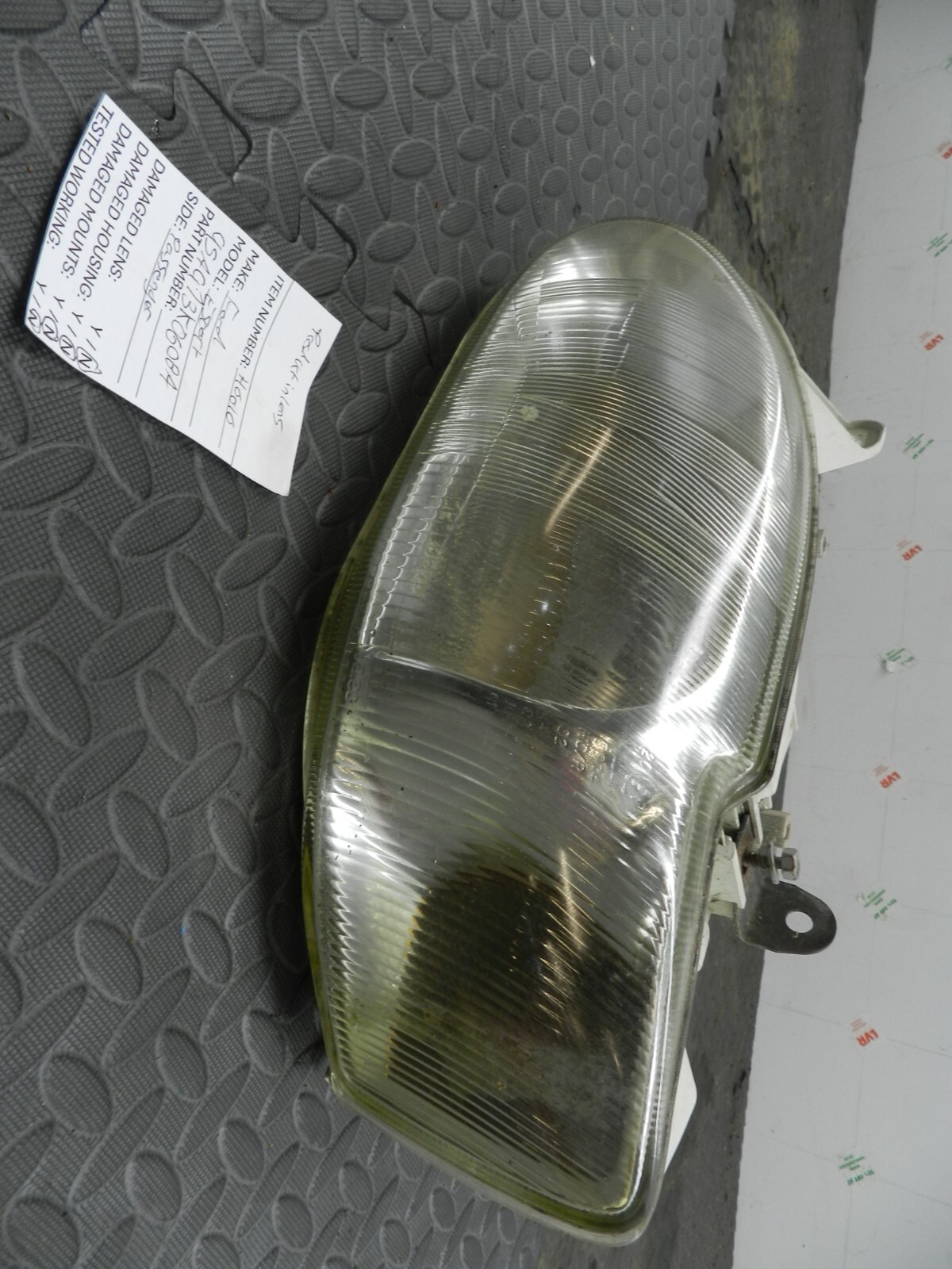 (H0010) INSURANCE HEADLIGHT FORD ESCORT PASSENGER SIDE 95AG13K060BA *DAMAGED*