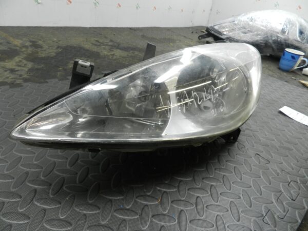 (H0014) INSURANCE HEADLIGHT PEUGEOT 307 PASSENGER SIDE 20A888 *DAMAGED* - Image 3