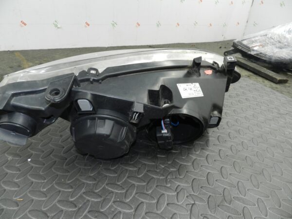 (H0014) INSURANCE HEADLIGHT PEUGEOT 307 PASSENGER SIDE 20A888 *DAMAGED* - Image 4