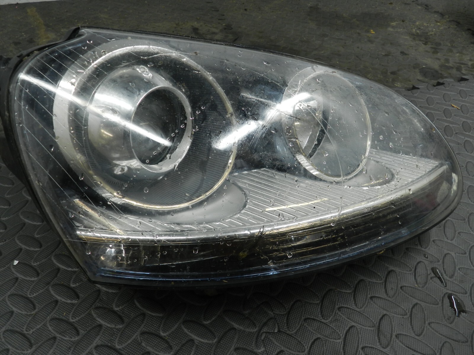 (H0016) INSURANCE HEADLIGHT VOLKSWAGEN GOLF PASSENGER SIDE   *DAMAGED*