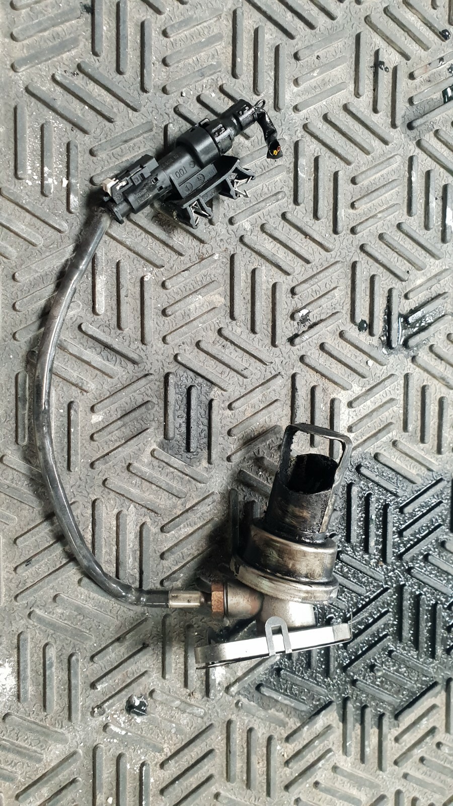 2015 MINI COUNTRYMAN R60 + R61. EGR RETURN PIPE AND SENSOR