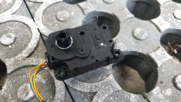 2015 MINI COUNTRYMAN R60 + R61. AIR DISTRUBUTION ACTUATOR HEATER CONTROL 9286871