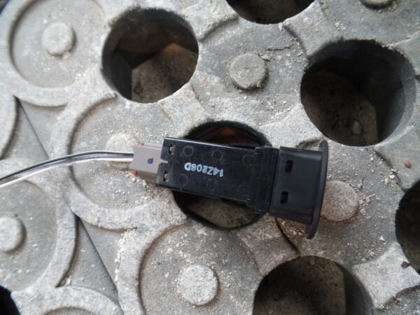 MK2 Nissan Note 2015 Passenger Dashboard Air Bag Switch - Image 2
