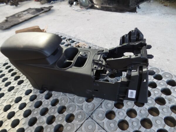 2013 Mk3 Ford Focus Center Console Panel with Cup holder / Arm Rest