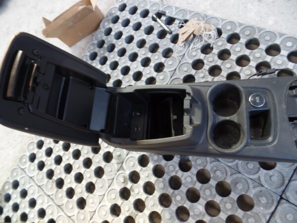 2013 Mk3 Ford Focus Center Console Panel with Cup holder / Arm Rest - Image 3
