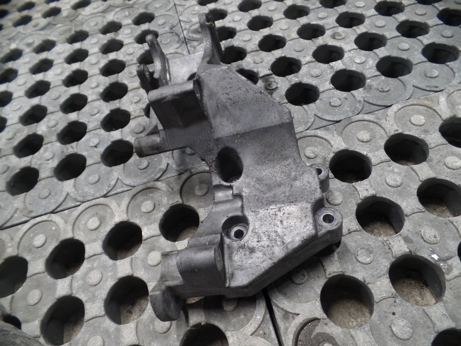 2010 MK2 2.2 CRDi Hyundai Santa Fe – Alternator Mounting Bracket
