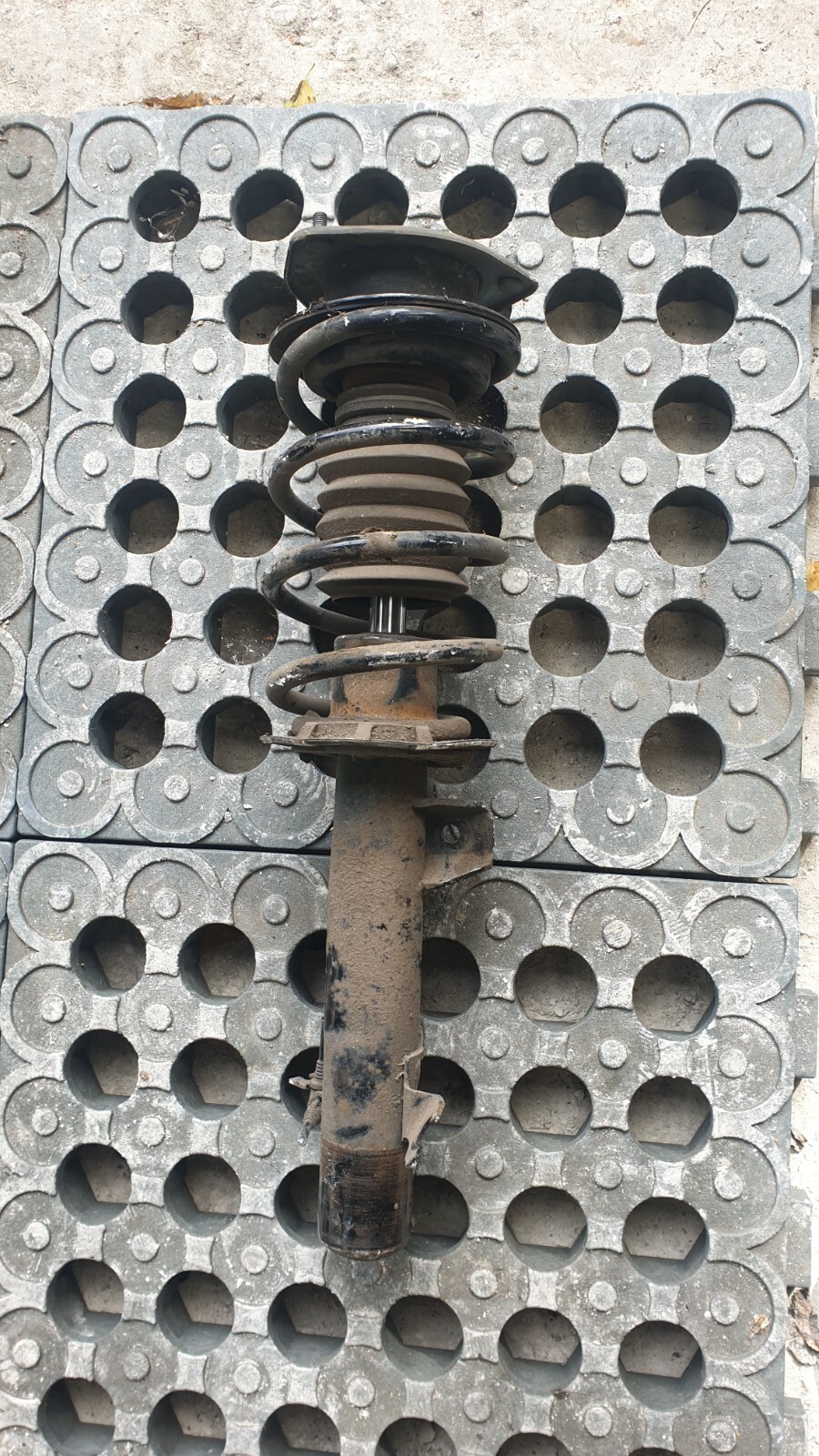 Mini Countryman 2014 R60 – N/S/F Passenger Side Suspension leg