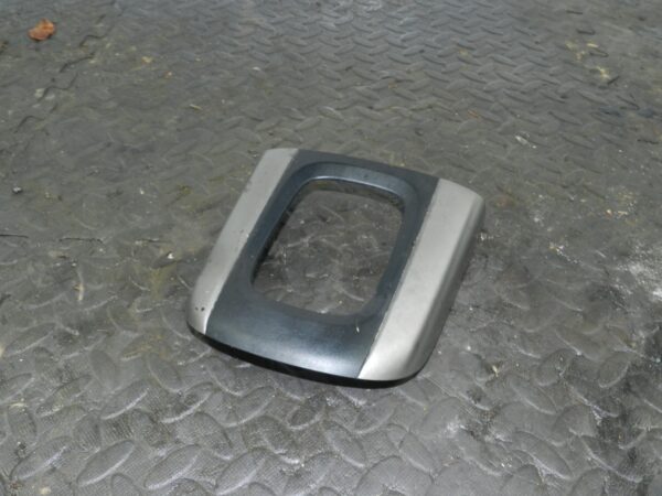 (145) 2003 TOYOTA RAV 4 MK2. GEAR SELECTOR SURROUND TRIM