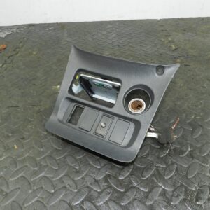 (145) 2003 TOYOTA RAV 4 MK2. CENTRE CONSOLE 12V SOCKET & ASHTRAY