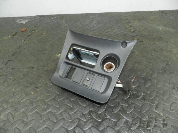 (145) 2003 TOYOTA RAV 4 MK2. CENTRE CONSOLE 12V SOCKET & ASHTRAY