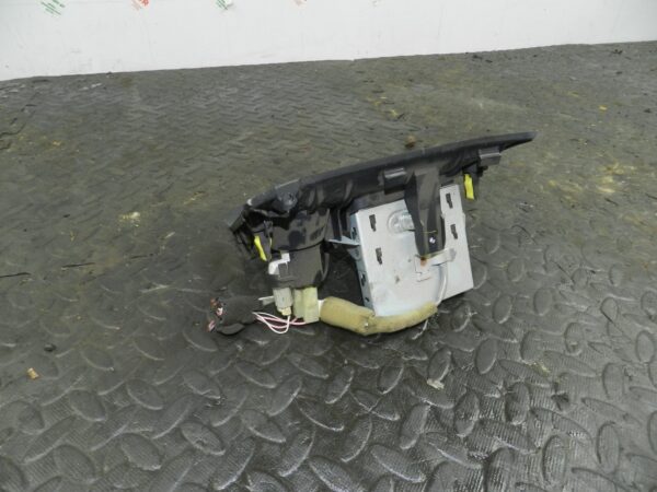 (145) 2003 TOYOTA RAV 4 MK2. CENTRE CONSOLE 12V SOCKET & ASHTRAY - Image 2