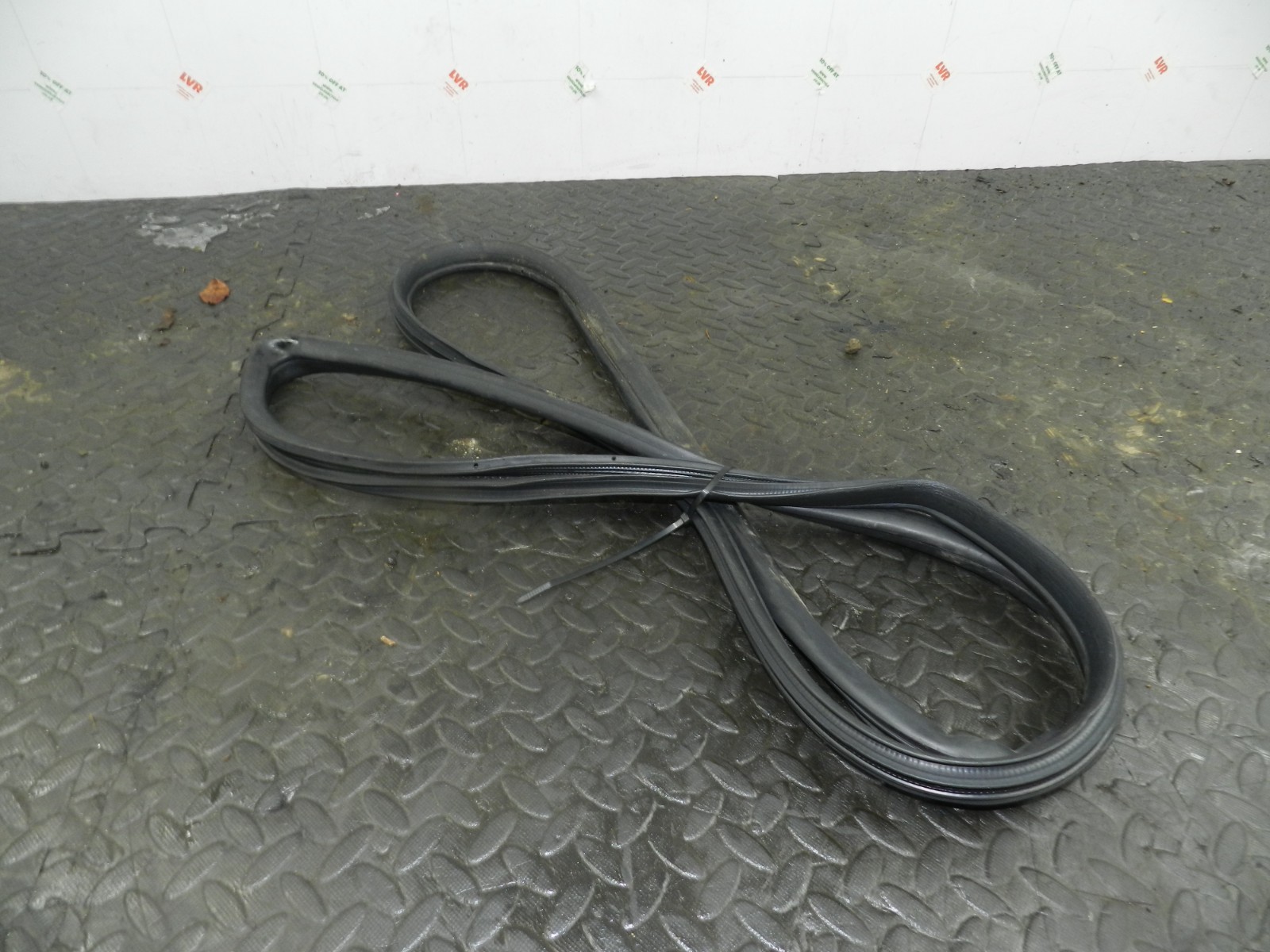 (145) 2003 TOYOTA RAV 4 MK2. PASSENGER SIDE REAR DOOR RUBBER SEAL