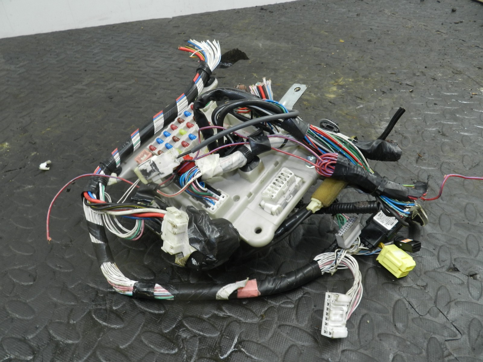 (145) 2003 TOYOTA RAV 4 MK2. FUSE BOX BOARD - Image 4