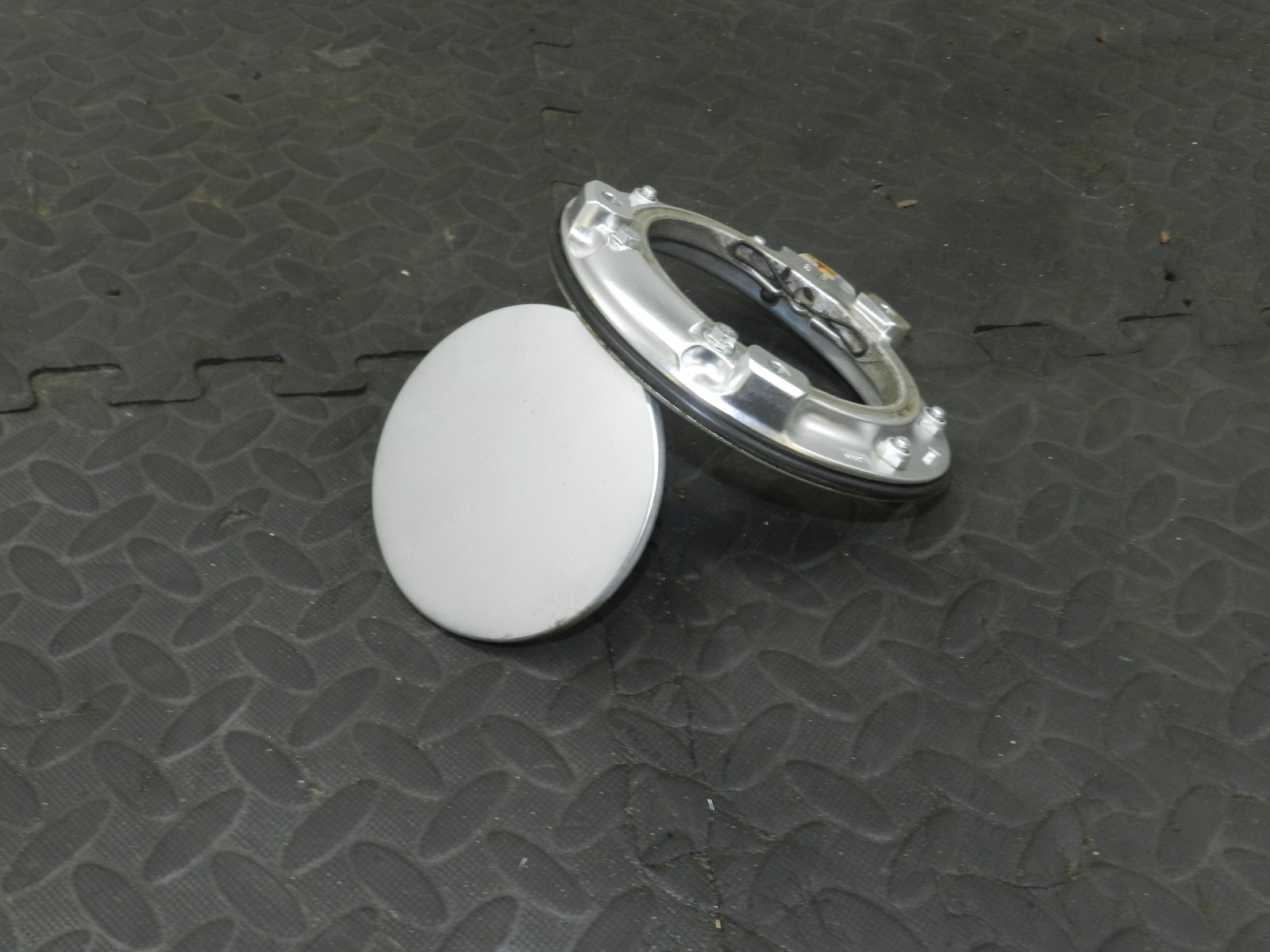 (160) 2000 AUDI TT QUATTRO 8N. FUEL CAP FLAP IN SILVER - Image 2