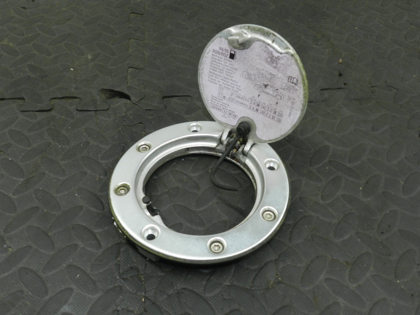 (160) 2000 AUDI TT QUATTRO 8N. FUEL CAP FLAP IN SILVER - Image 3