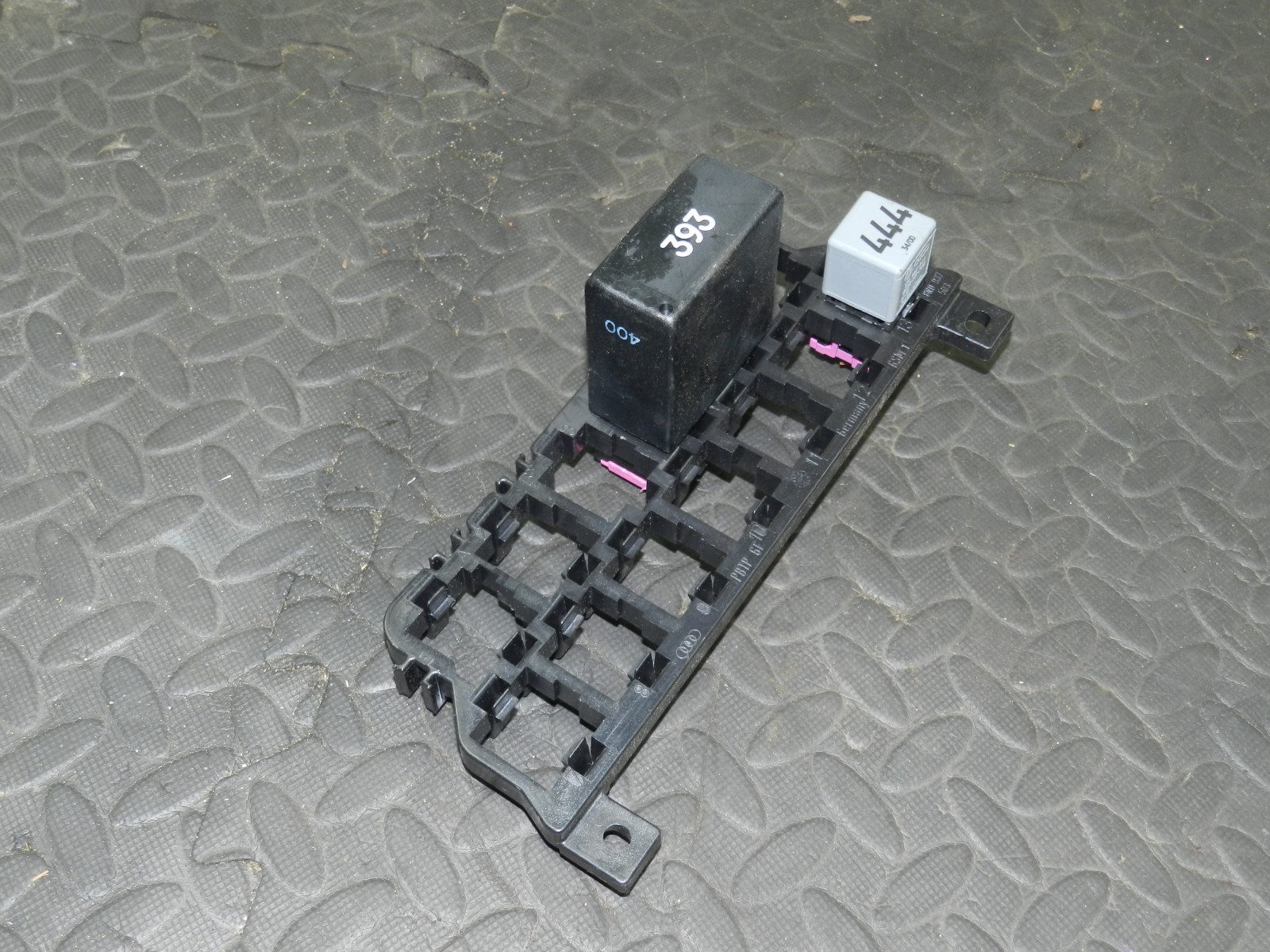 (160) 2000 AUDI TT QUATTRO 8N. RELAYS HOUSING 393 & 444