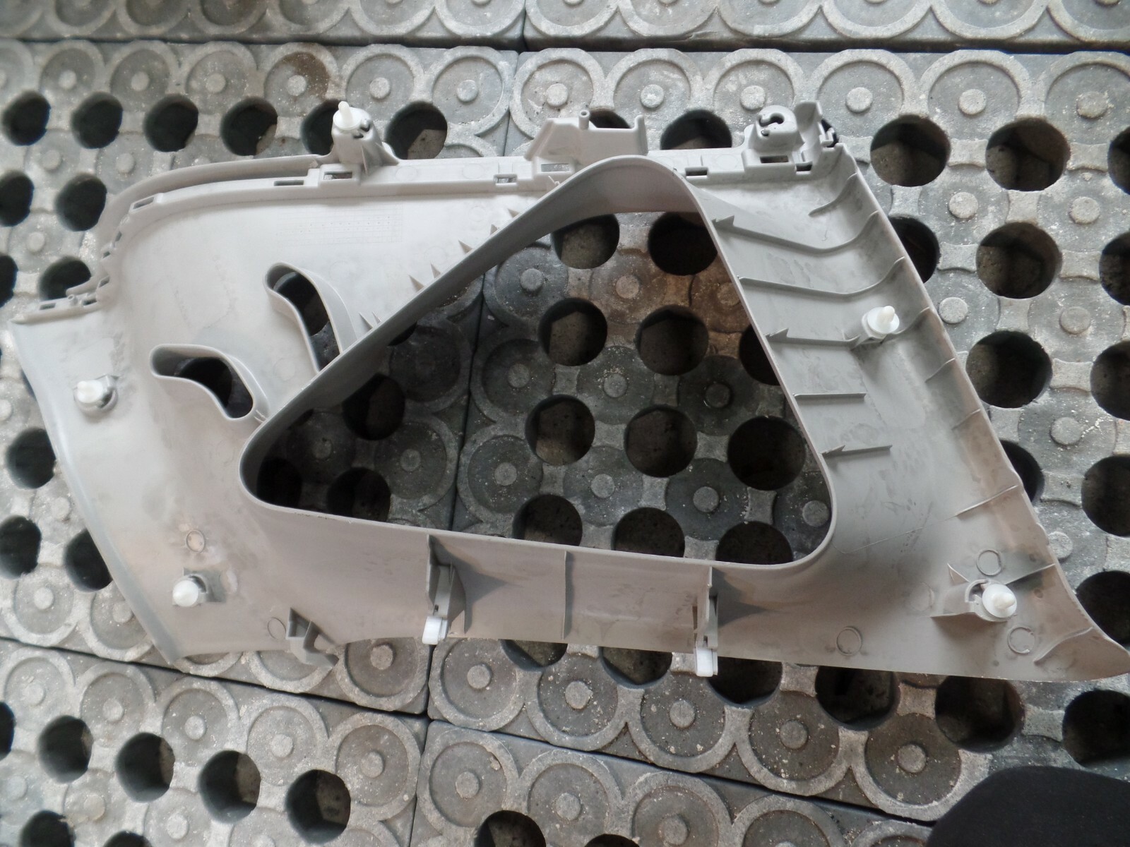 MK2 Nissan Note 2015 1.2 Petrol - Passenger Side N/S C-Pilar Upper Trim / Cover - Image 2